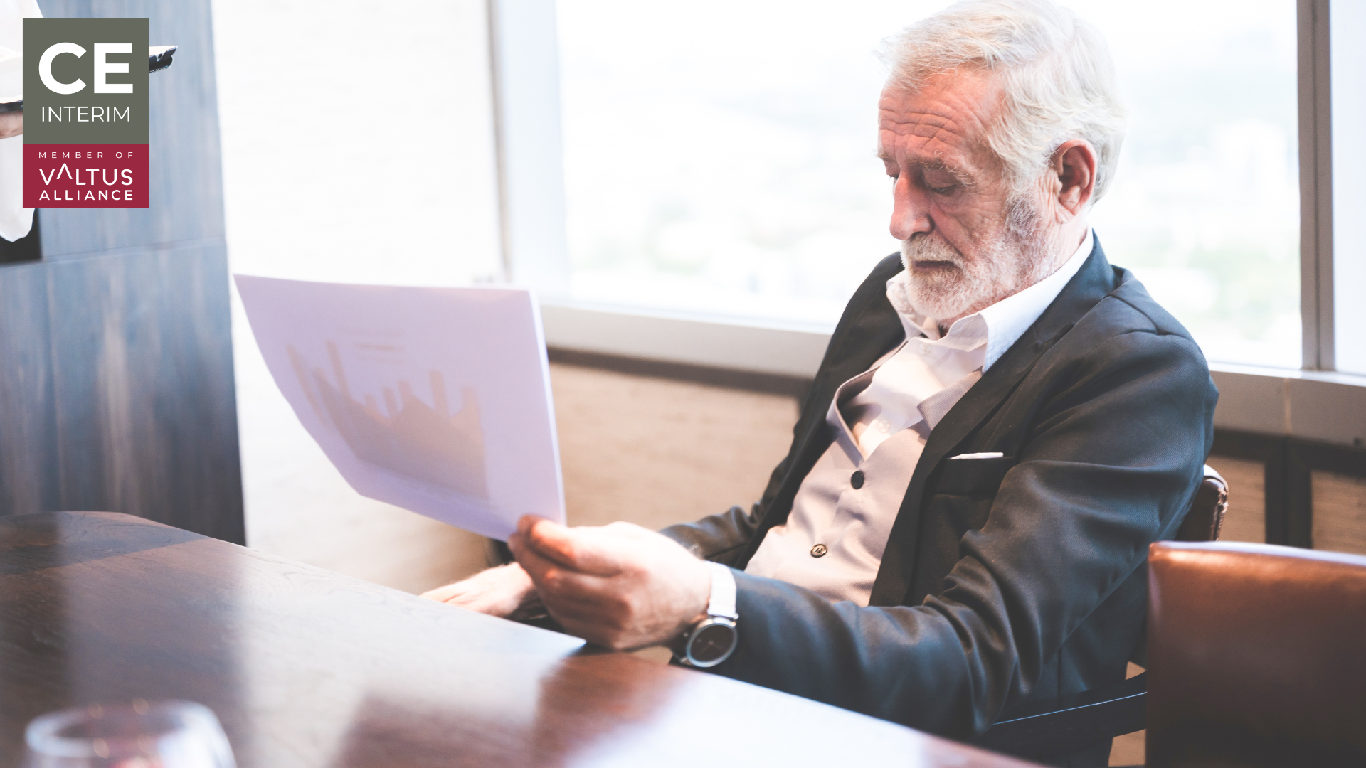 Vysoký manažer, který si v zasedací místnosti německé centrály prohlíží dokument se strukturovaným zadáním
