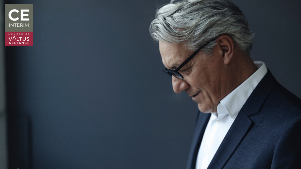 Vysoký manažer, který si prohlíží dva protichůdné přehledy