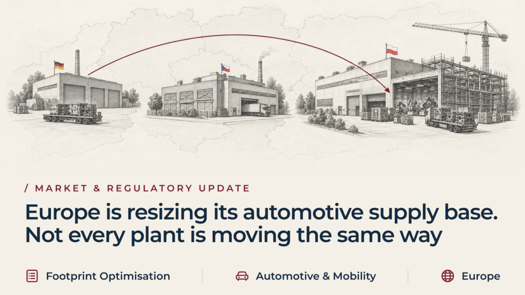 Esquisse au graphite représentant trois usines d'équipementiers automobiles sur une carte : une usine allemande fermée, une usine tchèque redimensionnée mais toujours en activité et une usine polonaise en pleine expansion qui reçoit les outillages transférés, reliées entre elles par un itinéraire de couleur bordeaux.